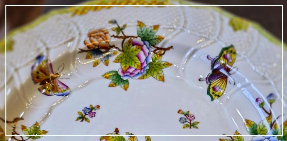 Porcelán lepkés tányér